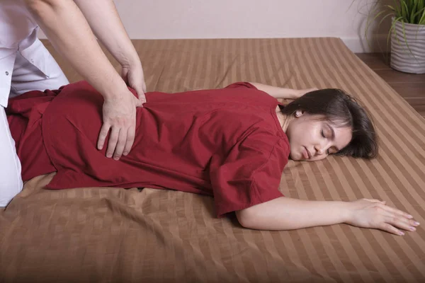 Une Jeune Fille Fait Masser Thaï Massage Raffermissant Pour Corps — Photo