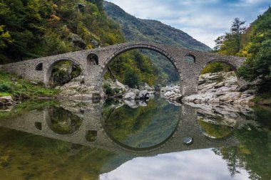 Bulgaristan 'ın Rodop Dağları' ndaki Arda Nehri üzerinde en çok Dyavolski (Şeytan Köprüsü)