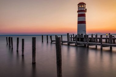  Alacakaranlık sırasında Neusiedl gölündeki deniz feneri (Podersdorf am See, Burgenland, Avusturya, Avrupa)