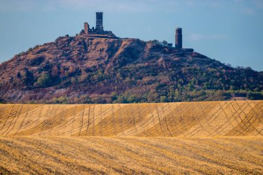 Hazmburk Kalesi harabeleri ve hasattan sonra renkli tarlalar, Ceske stredohori, Çek Cumhuriyeti