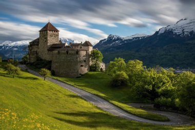Vaduz Şatosu (Schloss Vaduz) Alpler, Vaduz, Lihtenştayn 'ın altında. Uzun pozlama.