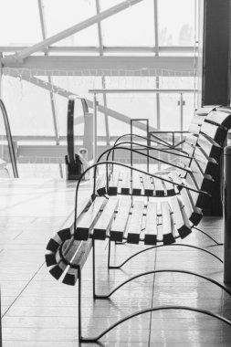 Çizgilerin siyah ve beyaz grafikleri ve bir penceredeki bank kıvrımları