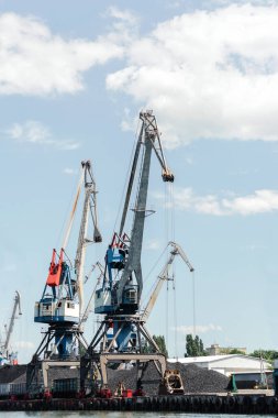 Deniz limanında vinçleri olan gemiler,