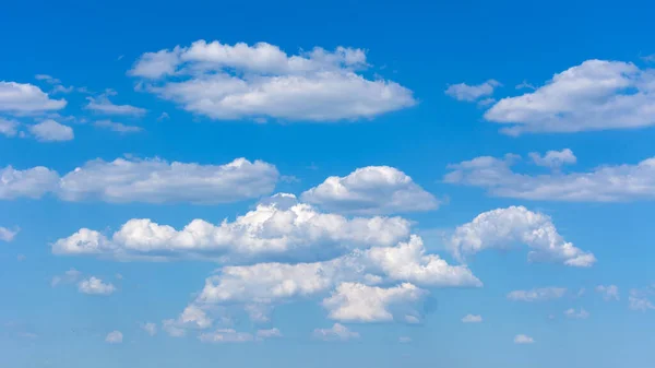 Přírodní Pozadí Nadýchané Kumulativní Mraky Rámování Modré Oblohy Stock Fotografie