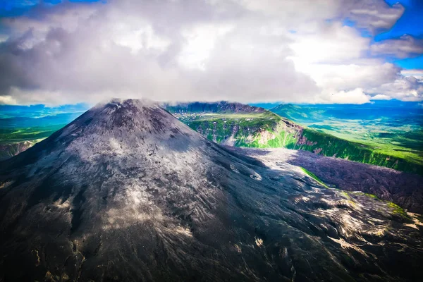 与云，俄罗斯堪察加火山 图库照片