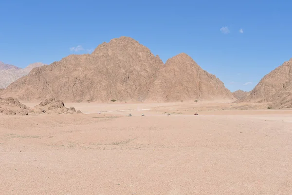 사막에 있는 산맥 스톡 이미지