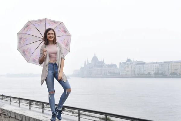 Meisje op de stad landschap — Stockfoto