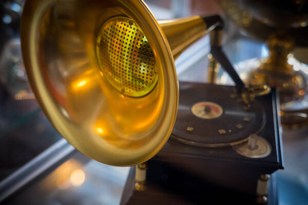 Винтажный музыкальный граммофон
