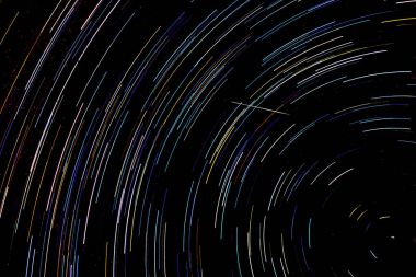 Bir uçan yıldız gece gökyüzü arka planı