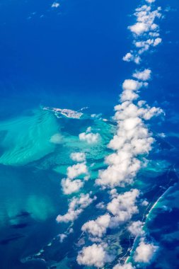 Karayip adaları, jet uçağının lombozundan manzara;