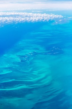 Karayip adaları, jet uçağının lombozundan manzara;