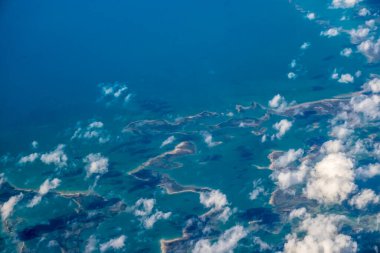 Karayip adaları, jet uçağının lombozundan manzara;