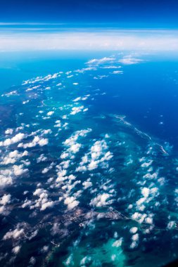 Karayip adaları, jet uçağının lombozundan manzara;