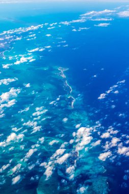 Karayip adaları, jet uçağının lombozundan manzara;