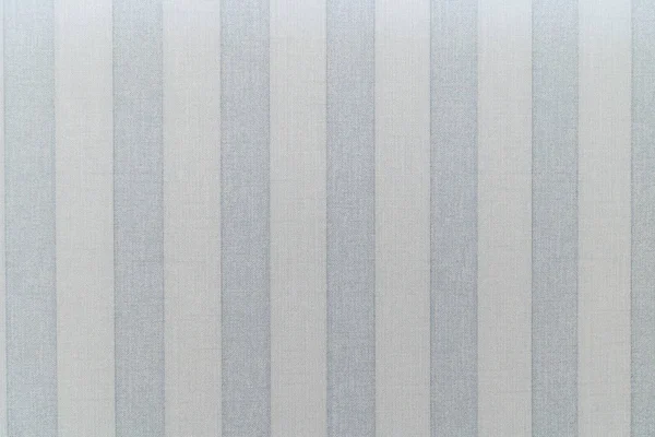 Tapete an der Wand mit der Textur von Leinen. breite vertikale grau-blaue Streifen Tapete. die Textur der Tapete ist aus Leinen. — Stockfoto