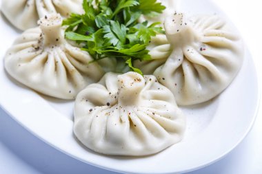 Gürcü khinkali ve bir tabak dolusu maydanoz.. 