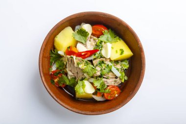 Kil tabakta Hashlama. Bileşenler: Sığır kaburgası, patates, otlar, sarımsak.