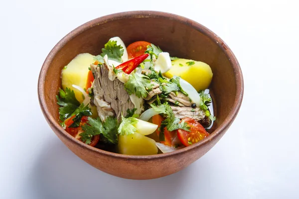 Hashlama en un plato de barro. Ingredientes: Costillas de res, patatas, hierbas, ajo . —  Fotos de Stock