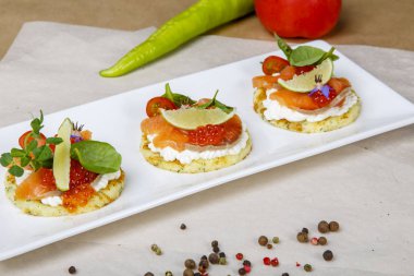 Somon ve kırmızı havyarlı yuvarlak sandviçler..