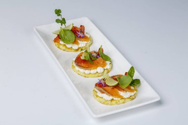 Somon ve kırmızı havyarlı yuvarlak sandviçler..