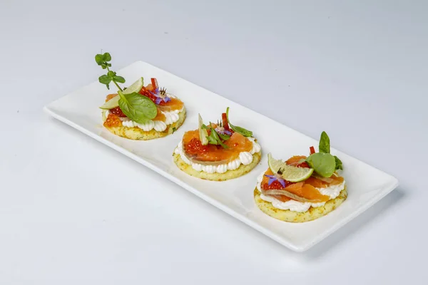 Emparedados redondos con salmón y caviar rojo . —  Fotos de Stock