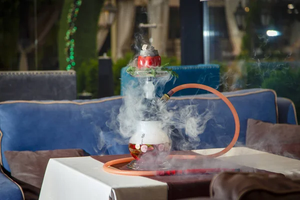 Hookah en verduras. El frasco de Hookah contiene verduras picadas: pimienta, pepino, rábanos, hierbas. Las verduras están llenas de licor rojo. Cuenco de narguile de pimienta roja. Mucho humo. . — Foto de Stock