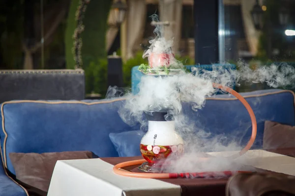 Hookah en verduras. El frasco de Hookah contiene verduras picadas: pimienta, pepino, rábanos, hierbas. Las verduras están llenas de licor rojo. Cuenco de narguile de pimienta roja. Mucho humo. . — Foto de Stock