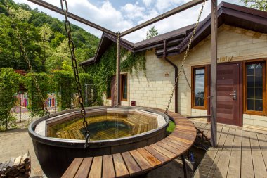 Sıcak suda yıkanmak için tasarlanmış odun küveti. Su, Vat 'ın altında yanan odunla ısıtılır.