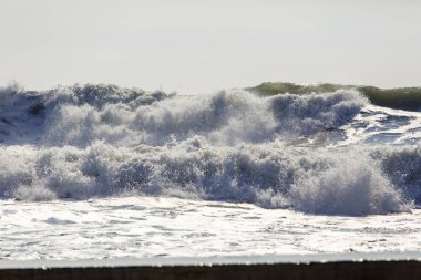 Karadeniz 'deki fırtına dalgaları. Dalgalar birkaç sıra halinde, deniz köpüğü, beyazlar, rüzgar...