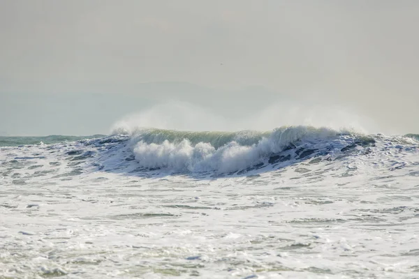 Штормовые волны в Черном море. Волны в несколько рядов, морская пена, белые шапки, ветер — стоковое фото