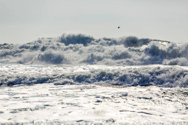 黑海的风浪。 海浪排成几排,浪花,浪花,浪花,浪花,浪花 — 图库照片