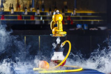 Portakallı ve muzlu nargile. Citrus nargile. Yuvarlak berrak ampullü nargile ve kırmızı likör. Portakaldan yapılmış bir kase nargile, içine muz konur.. 