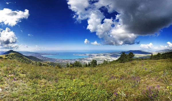 Panorama de la ciudad turística de Gelendzhik desde la cima de la cresta de Markoth. Se puede ver la bahía redonda de Gelendzhik, el mar Negro —  Fotos de Stock