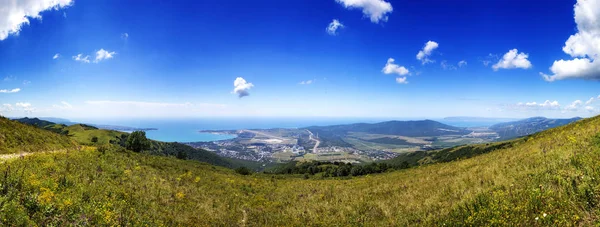 从Markoth山脊顶上俯瞰度假城市Gelendzhik的全景。 你可以看到圆圆的格伦兹希克湾，黑海 — 图库照片