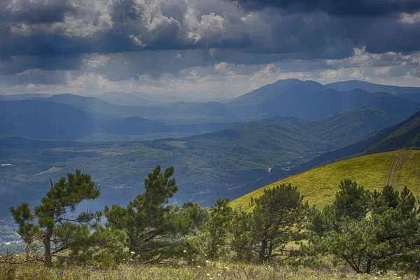 Panorama van de Kaukasus bergen. De grotere Kaukasus bergketen, gras, blauwe lucht, dennen — Stockfoto