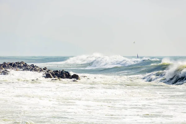 Штормовые волны в Черном море. Волны в несколько рядов, морская пена, белые шапки, ветер . — стоковое фото