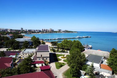 Karadeniz kıyısındaki Gelendzhik tatil beldesinin panoraması. Gelendzhik Körfezi. Sabit zevk gemileri ve yatları olan bir rıhtım. Arka planda balatalar ve fenerlerle