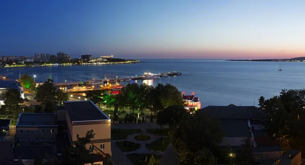 Éjszakai panoráma a Gelendzhik üdülőhely, a Fekete-tenger. Gelendzhik-öböl. tengeri móló álló sétahajókkal és jachtokkal. — Stock Fotó