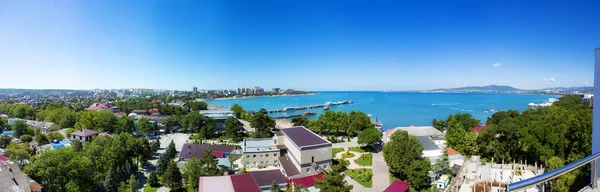 Panorama de la localidad de Gelendzhik, el Mar Negro. Bahía Gelendzhik. muelle de mar con barcos de recreo de pie y yates. En el paseo marítimo de fondo con balaustradas y linternas —  Fotos de Stock