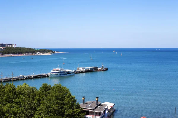 Panorama van het resort Gelendzhik, de Zwarte Zee. Gelendzjikbaai. zee pier met staande pleziervaart schepen en jachten. — Stockfoto