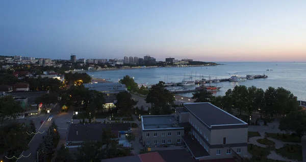 Нічна панорама курорту Геленджик, Чорне море. Затока Джеленджик. морський пірс з кораблями відпочинку та яхтами.. — стокове фото