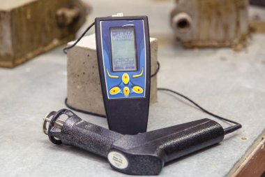 Betonu incelemek ve bitmiş betonun özelliklerini, yoğunluğunu ve kalitesini belirlemek için aygıt. 