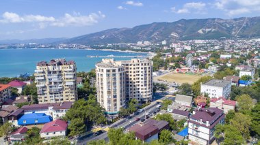 Gelendzhik Körfezi kıyısındaki çok katlı binalar. Hava görüntüsü. Görünür deniz, dağlar, sahil. 