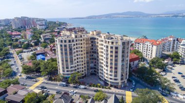 Gelendzhik Körfezi kıyısındaki çok katlı binalar. Hava görüntüsü. Görünür deniz, dağlar, sahil. 
