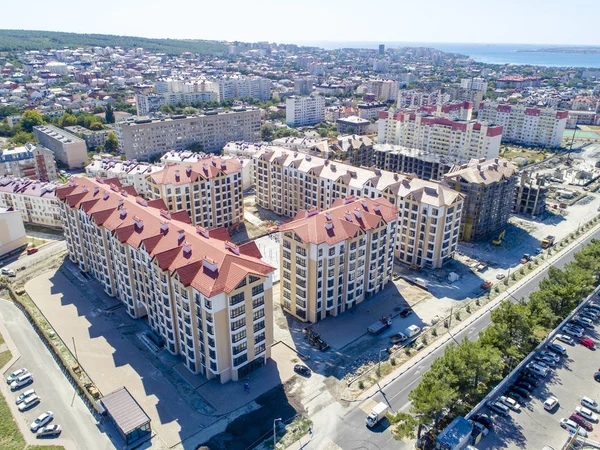 여러 개의 건물로 이루어진 고층 주거용 마이크로 지구. 빨간 지붕. 주택 단지는 해변에 있는 휴양지에 위치해 있다. — 스톡 사진