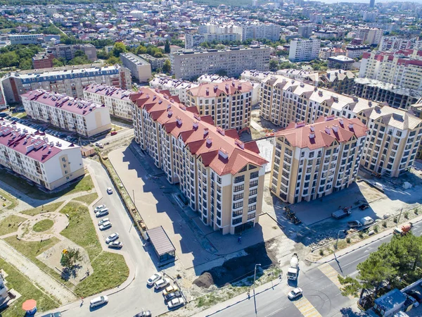 The multi-storey residential micro district consisting of several buildings. Red roof. The residential complex is located in a resort town on the beach. — Stock Photo, Image