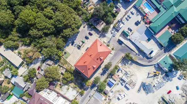 Residencial casa de vários andares com um telhado vermelho na costa da Baía de Gelendzhik — Fotografia de Stock