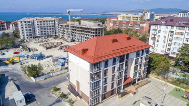 Gelendzhik Körfezi kıyısında kırmızı çatılı çok katlı bir ev.