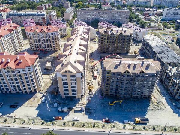 Construction of a residential neighborhood. Several buildings of the residential complex are already ready, some are just under construction. — Stock Photo, Image