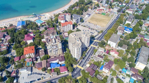 Edifícios residenciais de vários andares na costa da Baía de Gelendzhik. Vista aérea. Mar visível, montanhas, praia . — Fotografia de Stock